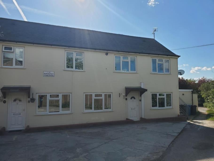 Central Windsor 2 Bedroom Flat With Free Parking Екстериор снимка