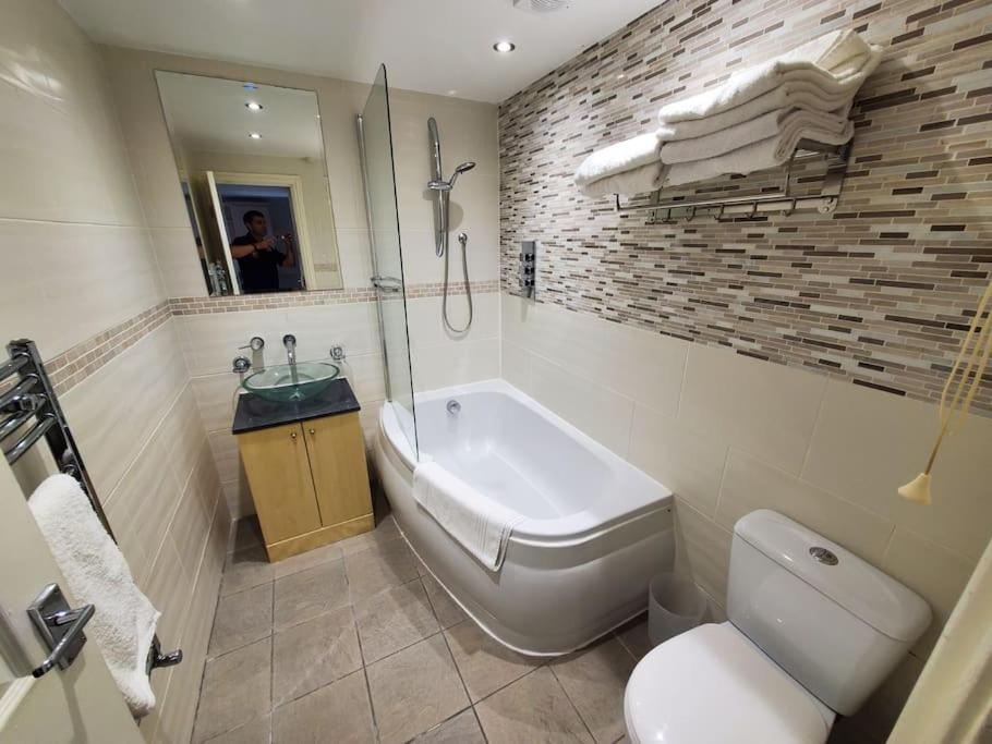 Central Windsor 2 Bedroom Flat With Free Parking Екстериор снимка